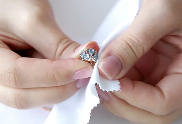 Reinigung eines Rings mit Topas