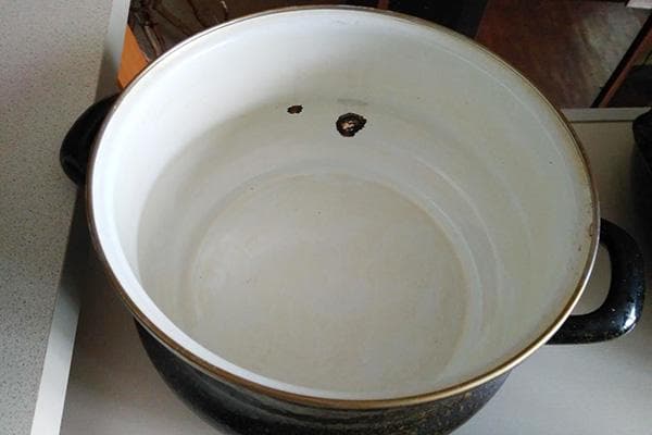 Emailletopf mit Beschädigungen