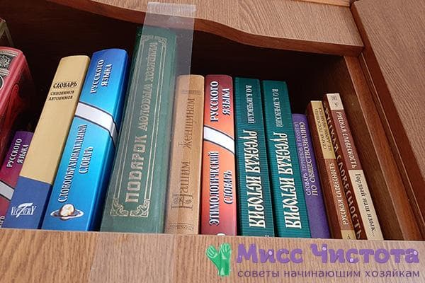 Ein Klebebandstreifen, an einem Bücherregal befestigt