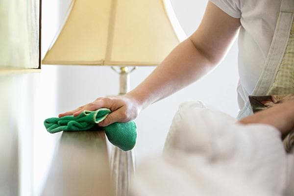 Feuchtes Wischen im Schlafzimmer