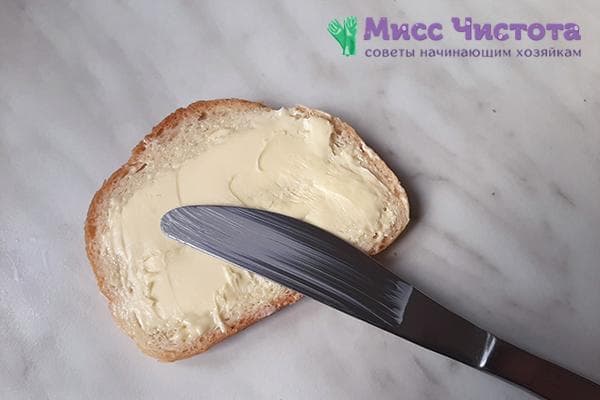 Butter auf einem Brötchenstück