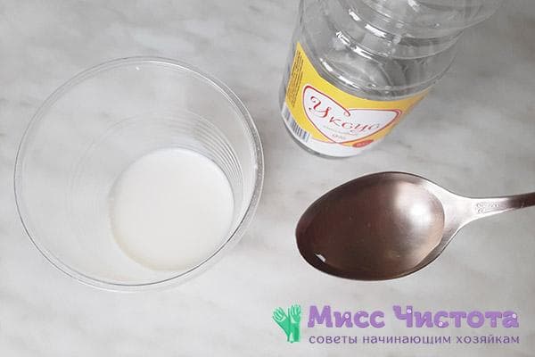 Essig zur Milch hinzufügen