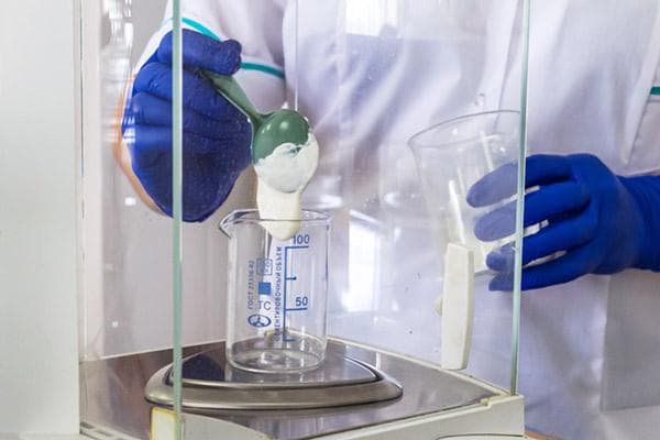 Qualitätsprüfung von saurer Sahne im Labor