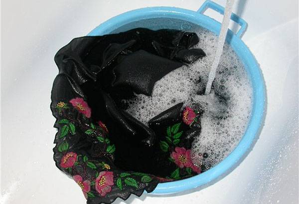 Kleidungsstück im Waschbecken