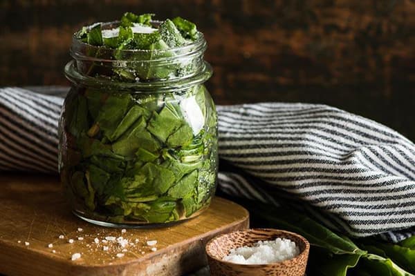 Sauerampfer mit Salz im Glas