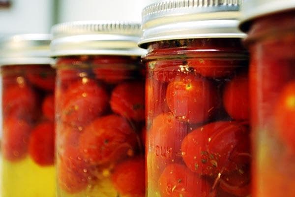 Eingelegte Tomaten im Glas