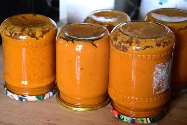 Zubereitung von Zucchini-Kaviar im Glas für den Winter