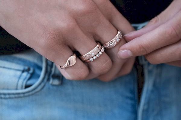 Goldringe an Fingern