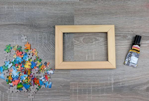 Zusammenkleben von Puzzles im Rahmen
