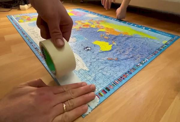 Zusammenkleben des Puzzles mit Klebeband