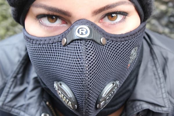 Frau mit Atemschutzmaske