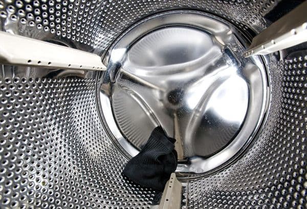Herrensocken in der Trommel der Waschmaschine