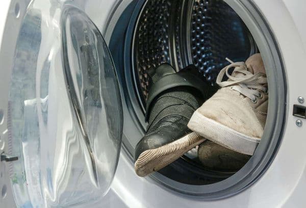 Schmutzige Schuhe in der Trommel der Maschine