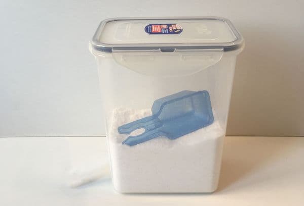 Waschpulver in einem Plastikbehälter