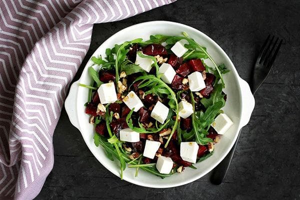 Salat aus Roter Bete, Rucola und Feta