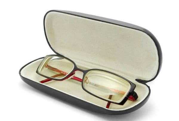 Brille im Etui