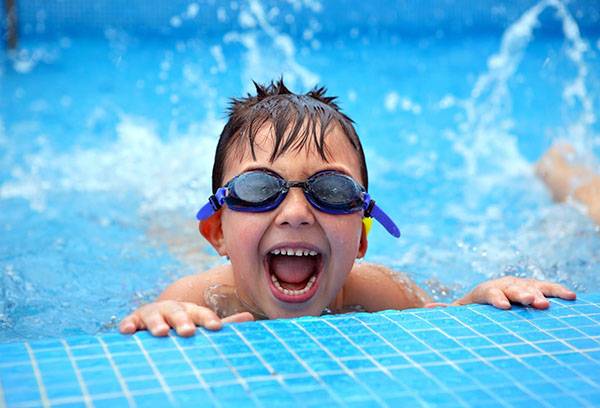 Kind im Schwimmbecken