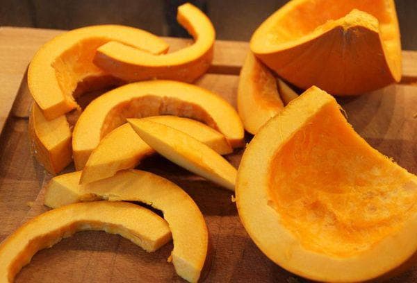 Geschnittener Kürbis mit Schale
