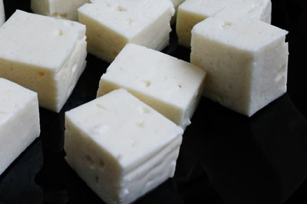 Gefrorene Stücke von Schafskäse
