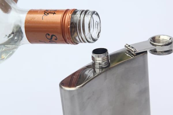 Alkohol in einer Stahlflasche