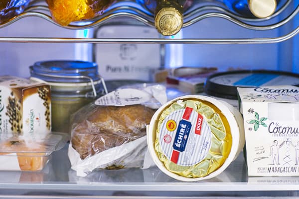 Brot und Weichkäse im Kühlschrank