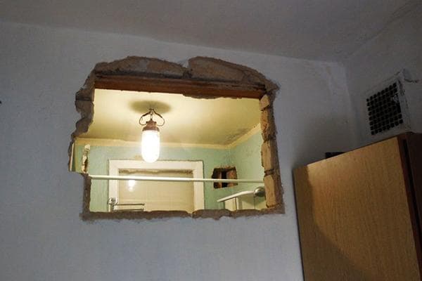 Demontage des Fensters zwischen Küche und Bad