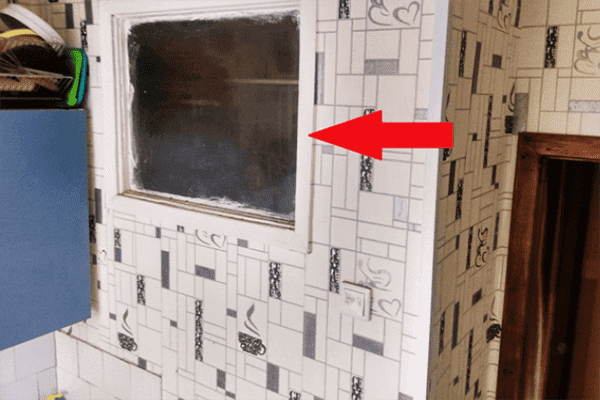 Fenster zwischen Küche und Badezimmer