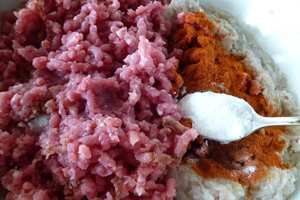 Zugabe von Natron zum Hackfleisch für Frikadellen