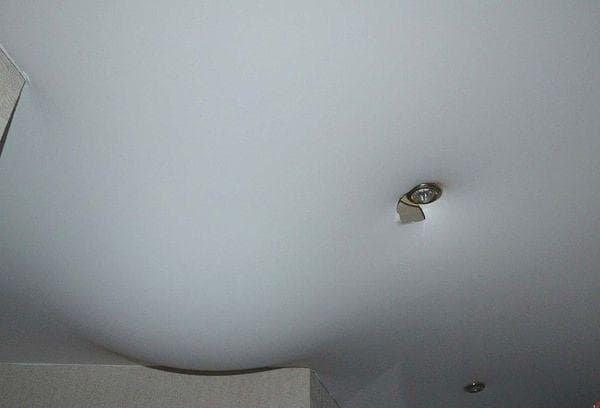 Riss in einer Spanndecke durch Wasser