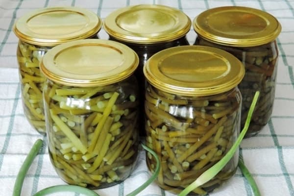 Eingelegte Knoblauchsprossen für den Winter
