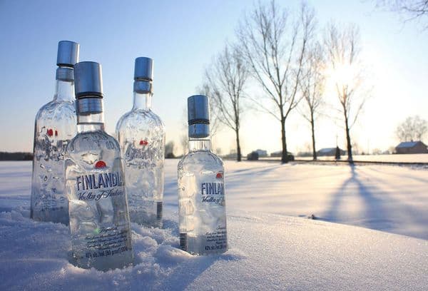 Wodkaflaschen im Schnee