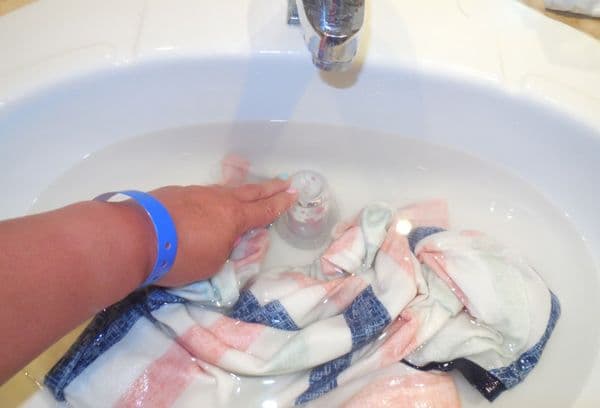 Handwäsche im Waschbecken