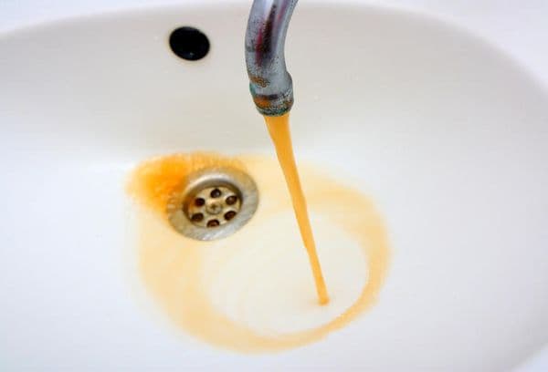 Rostiges Wasser aus dem Wasserhahn