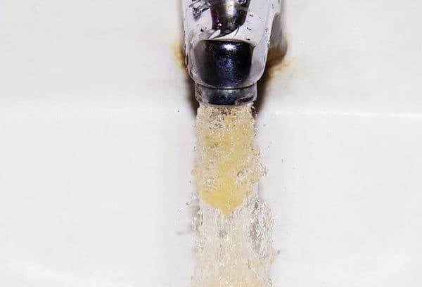 Gelbes Wasser aus dem Wasserhahn