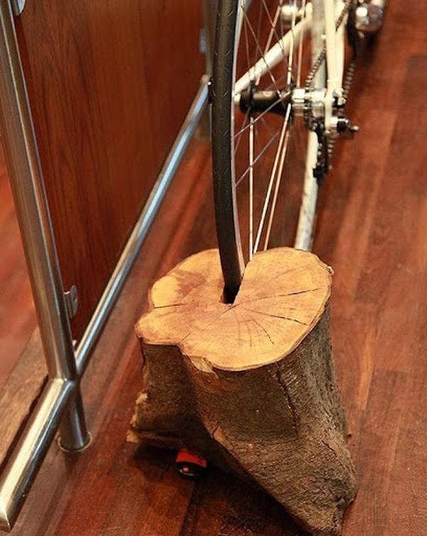 Fahrrad auf dem Bodenständer