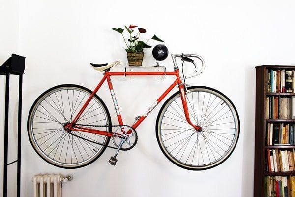 Fahrrad an Stangen an der Wand