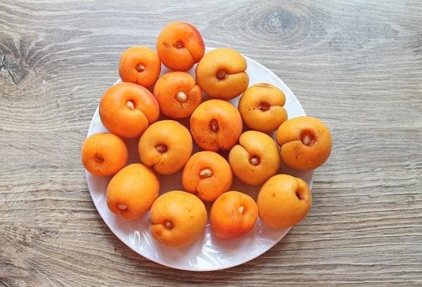 Aprikosenmarmelade mit Kernen 1