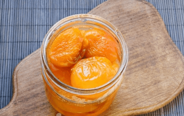 Marmelade aus ganzen Aprikosen