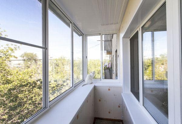 Normaler Balkon mit Verglasung