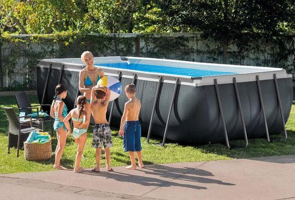 Rechteckiger Pool