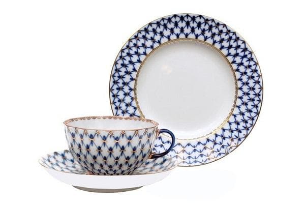 Tasse mit Untertasse aus Porzellan