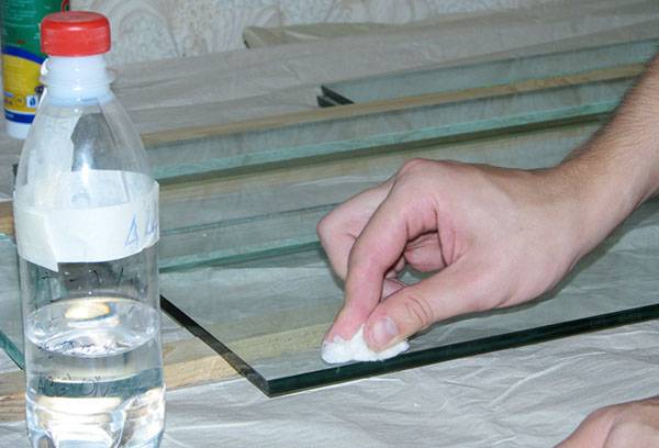 Entfetten der Plexiglasoberfläche