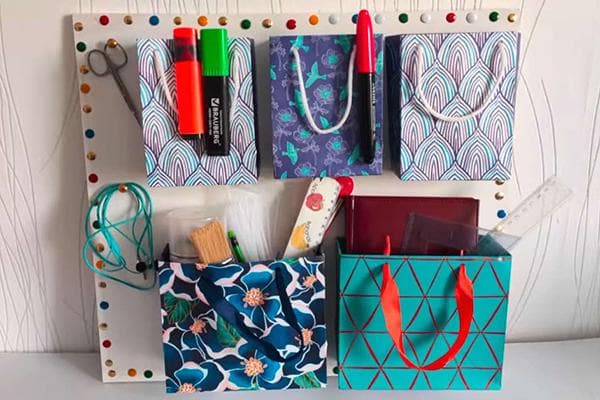 Organizer aus Geschenktüten und Sperrholz