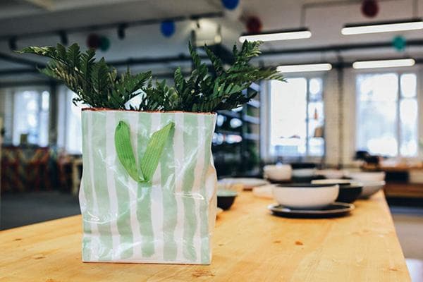 Vase aus einer Geschenktüte
