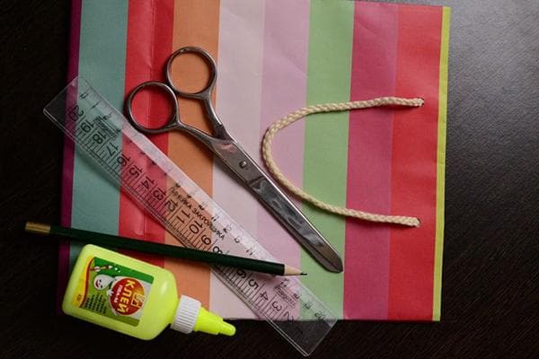 Geschenktüte, Schere, Lineal, Bleistift und Kleber