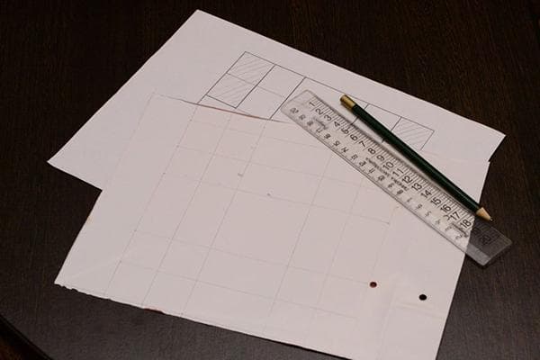 Übertragen der Schachtelvorlage auf das Geschenkpapier