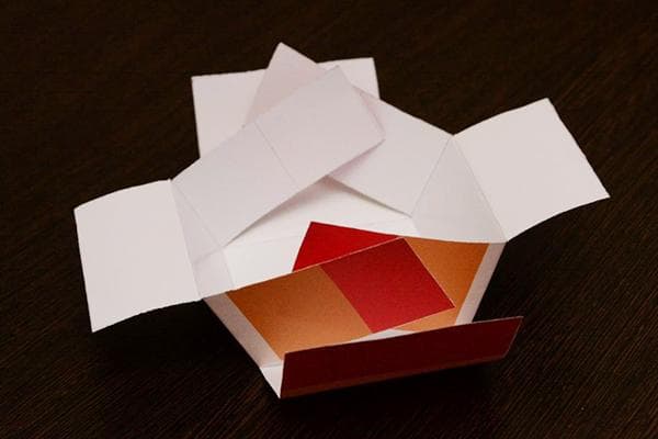 Zusammenfalten der Papierschachtel