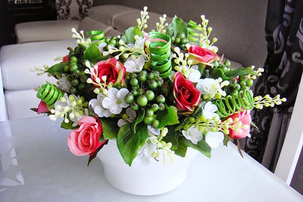 Strauß aus künstlichen Blumen