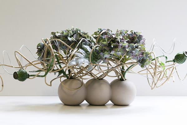 Arrangement aus künstlichen Blumen und Zweigen