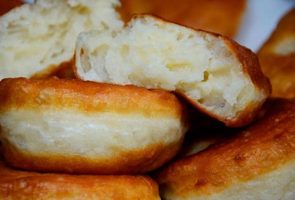 Blinis auf Kefir (Kefir-Pfannkuchen)